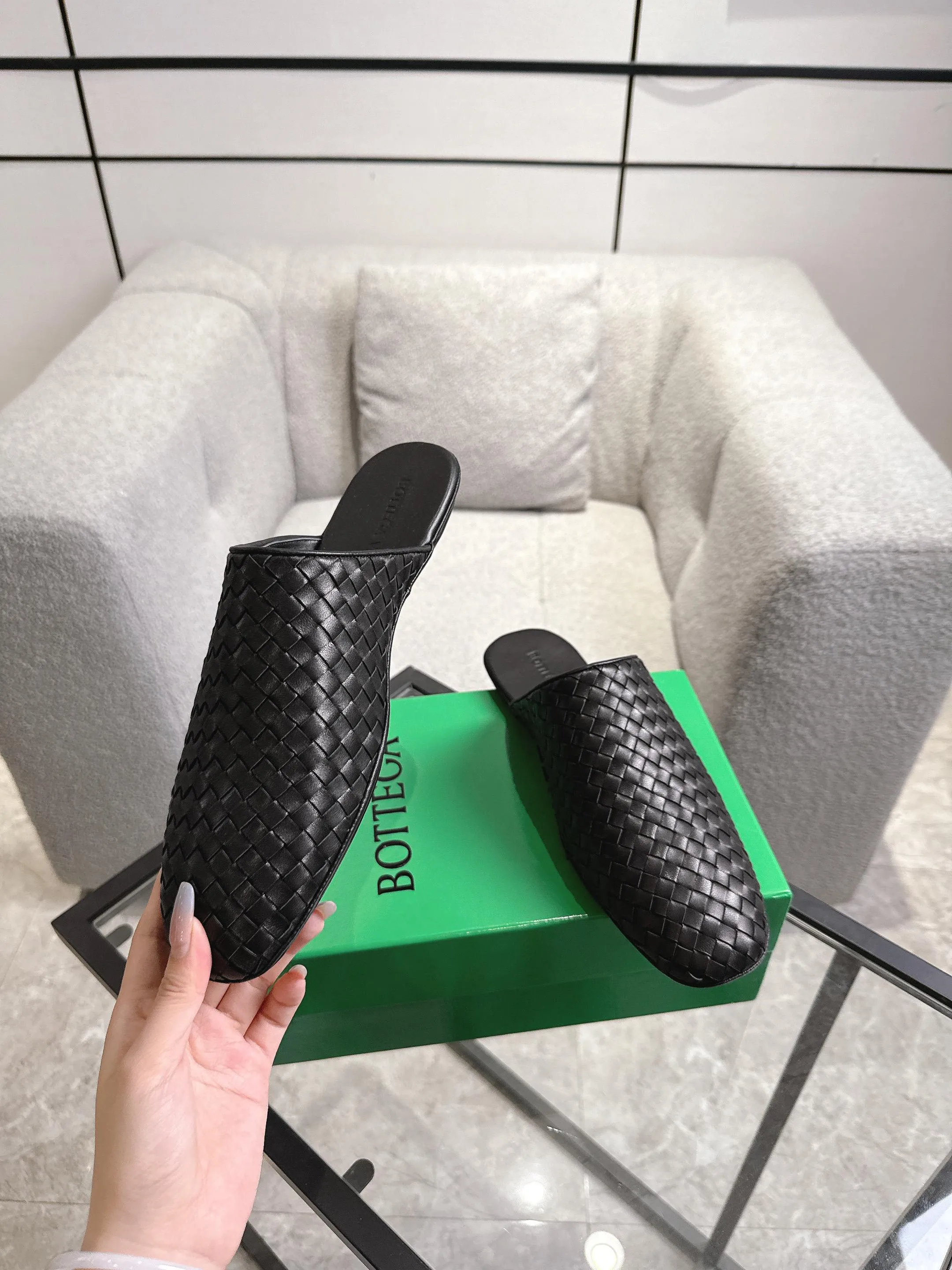 [BV] Top P: 720💰Size for couples: 35-44 (40.41 for women, 38 for men, 45.46.47, custom-made and non-returnable) Bottega Veneta 2025 Autumn counter synchronized genuine leather outsole classic woven half-drag couple model Bottega Veneta square-toe flat shoes, imported mixed sheepskin, imported sheep! Leather outsole! [Rose][Rose]! Purely hand-woven and operated, the original board is reproduced one-to-one! quality assurance!